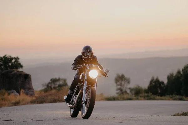 Красивый Снимок Велосипедиста Рулем Мотоцикла Закате — стоковое фото