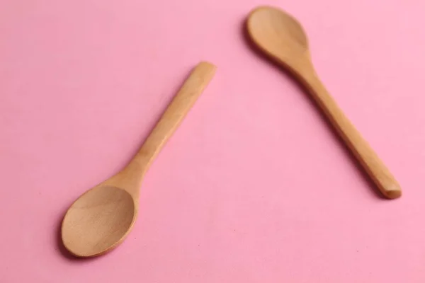 Dos Cucharas Madera Sobre Fondo Rosa —  Fotos de Stock