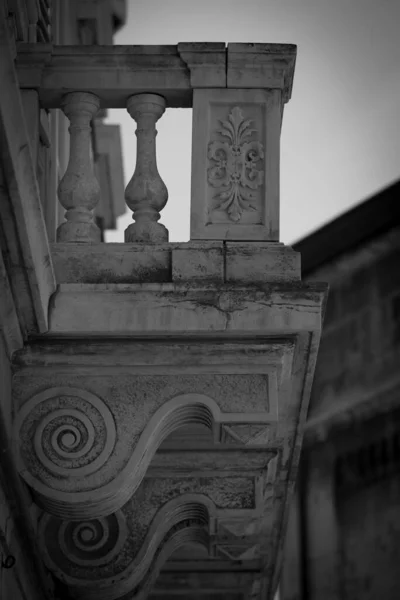 Eski Bir Balkonun Gri Pulu — Stok fotoğraf