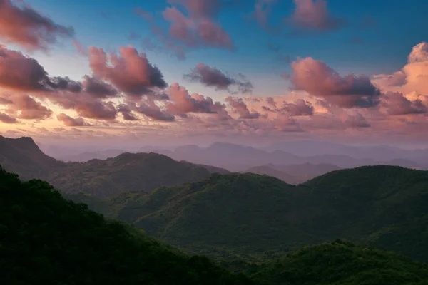 Красивый Пейзаж Зеленого Горного Ландшафта Розовыми Облаками — стоковое фото