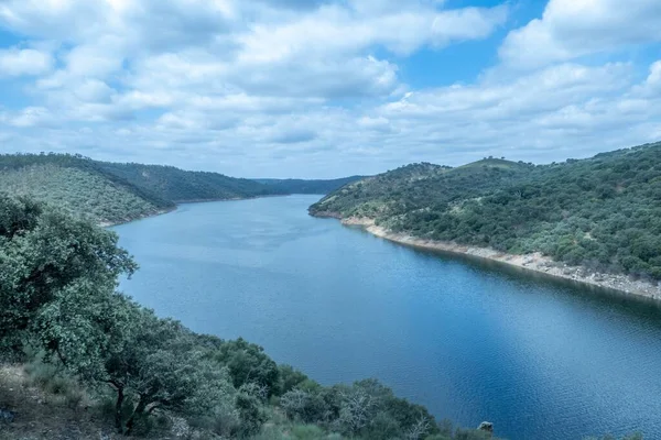 Vacker Bild Flod Som Rinner Genom Kullar National Park Extremadura — Stockfoto