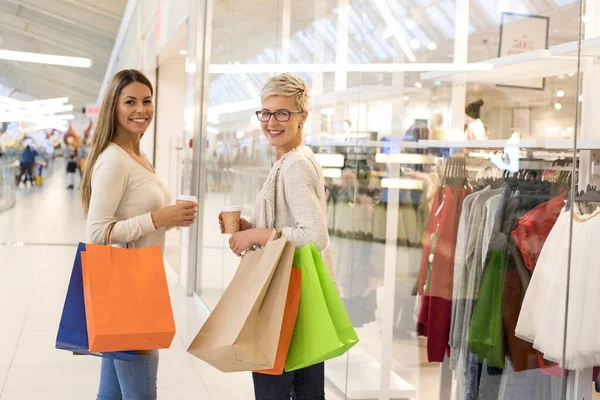 Uma Foto Foco Rasa Duas Jovens Amigas Caucasianas Comprando Shopping — Fotografia de Stock