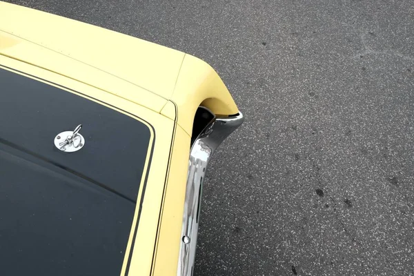 Capô Preto Mate Carro Esportivo Americano Amarelo Dos Anos Setenta — Fotografia de Stock