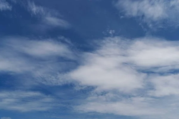 Una Vista Nubes Blancas Esponjosas Contra Cielo Azul — Foto de Stock