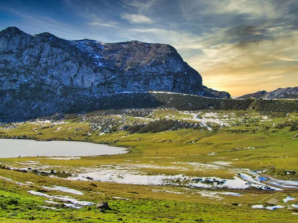 Asturyalar Picos Europa Ulusal Parkı Nda Covadonga Gölü Spanya — Stok fotoğraf