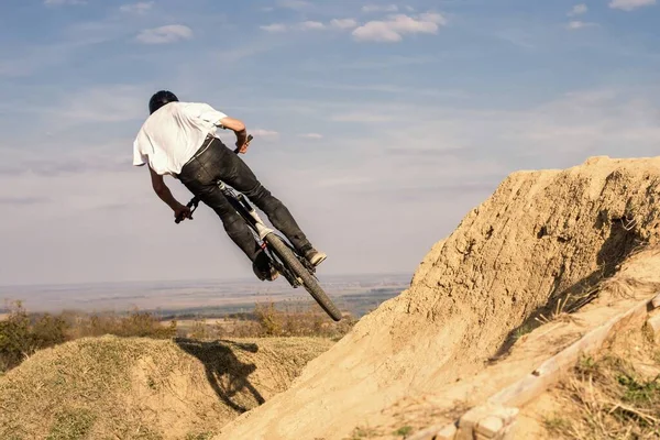 Eye Level Shot Mountain Biker Cycling Hills — Stock Photo, Image