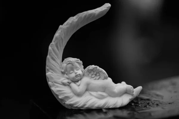 어두운 배경에서 양식의 배경에 천사의 대리석 조각품을 가까이서 — 스톡 사진