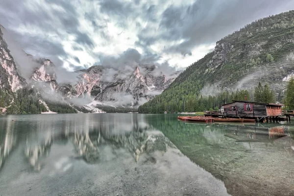 Uma Foto Mágica Montanhas Dolomitas Lago Braies Parque Nacional Fanes — Fotografia de Stock