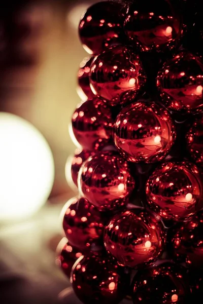 Közelkép Karácsonyi Piros Golyók Homályos Háttér — Stock Fotó