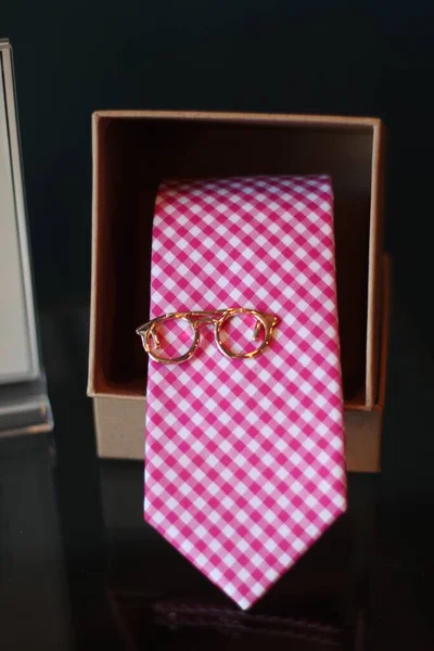 Vertikální Záběr Růžové Kravaty Malou Připínáčkem Brýle — Stock fotografie