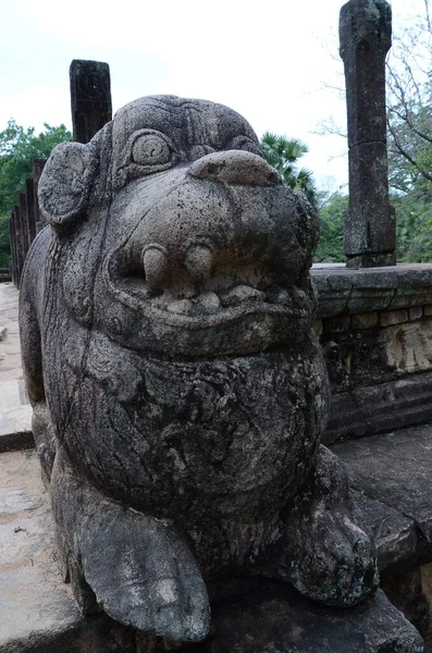 Tiro Vertical Uma Estátua Esculpida Polonnaruwa Sri Lanka — Fotografia de Stock
