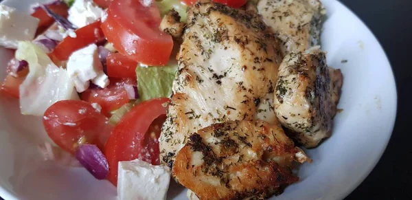 Poitrine Poulet Grillée Avec Salade Grecque — Photo