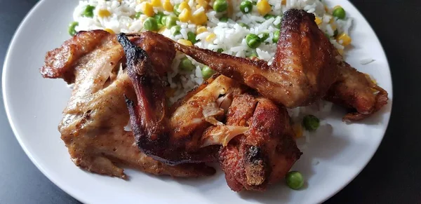 Gebratene Hühnerflügel Mit Reis Aus Gemüse Mais Und Grüne Erbsen — Stockfoto