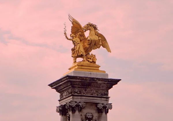 Tiro Ângulo Baixo Uma Escultura Ponte Alexandre Iii Paris França — Fotografia de Stock