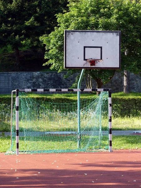 緑の木を背景にした公園内の自立型バスケットボール場 — ストック写真