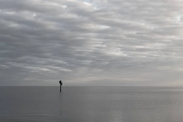 一片迷人的大海风景 背景是多云的天空 — 图库照片