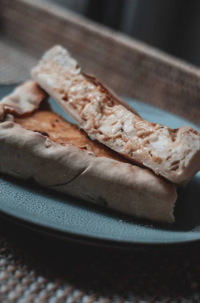 Tiro Vertical Torta Maçã Com Canela Uma Chapa Azul — Fotografia de Stock