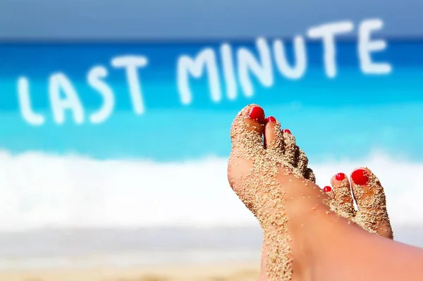 砂浜での女性の足の選択的フォーカスショットとともに最後の分テキスト背景 — ストック写真