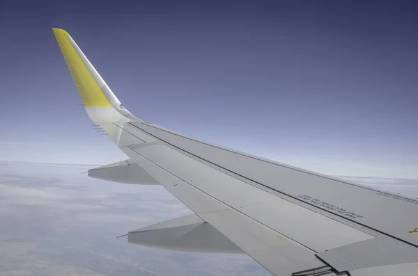 Zbliżenie Skrzydła Samolotu Powietrzu Pod Słońcem Błękitnym Niebem — Zdjęcie stockowe