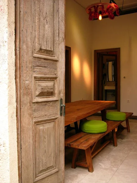 Вертикальный Снимок Интерьера Маленького Кафе Старой Деревянной Дверью Алакати Измир — стоковое фото