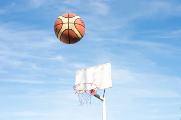 Een Basketbalbal Lucht Bij Mand — Stockfoto