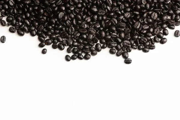 Primer Plano Granos Café Negro Brillante Sobre Fondo Blanco — Foto de Stock