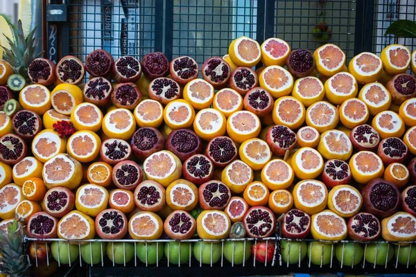 Delicious Cut Grapefruits Oranges Pomegranates Green Apples Shelf — Stock Photo, Image