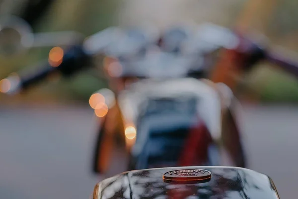 Close Desfocado Uma Motocicleta Durante Pôr Sol — Fotografia de Stock