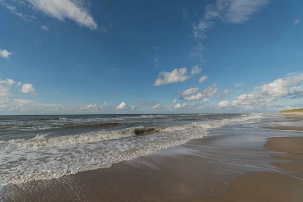 Пляж Оточений Морем Під Сонячним Світлом Блакитним Небом Відмінно Підходить — стокове фото