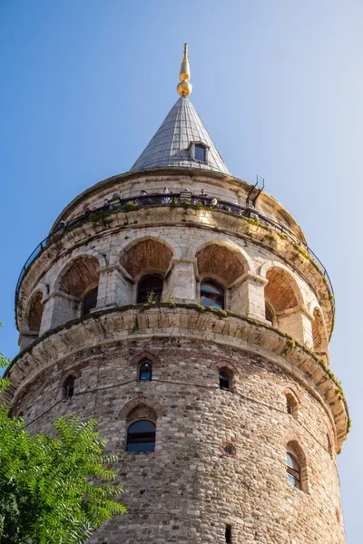 Uma Vista Baixo Ângulo Torre Galata Sob Luz Sol Céu — Fotografia de Stock