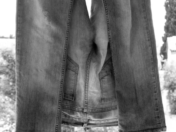 Cliché Échelle Grise Vieux Pantalons Jeans Suspendus Corde Extérieur — Photo