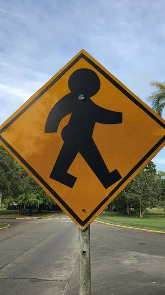 Een Verkeersbord Voor Voetgangers Voetgangers Met Een Grote Bodem — Stockfoto