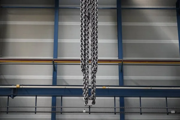 Gros Plan Une Chaîne Métallique Suspendue Plafond Dans Garage Pour — Photo