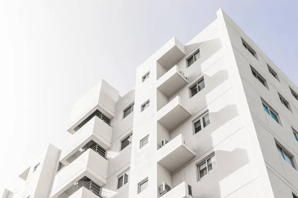 Egy Alacsony Szögű Felvétel Egy Fehér Modern Épület Homlokzatáról Kék — Stock Fotó