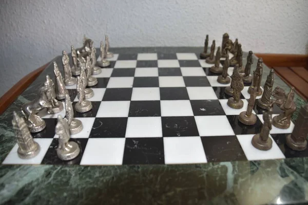 現実的な銀と青銅片を持つチェス盤のクローズアップショット — ストック写真