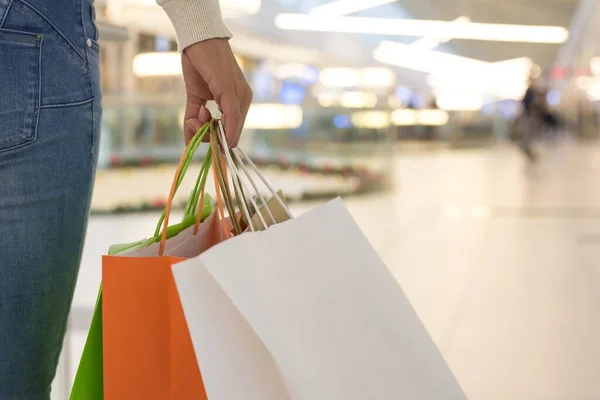 Tiro Seletivo Foco Uma Mão Fêmea Que Prende Sacos Compras — Fotografia de Stock