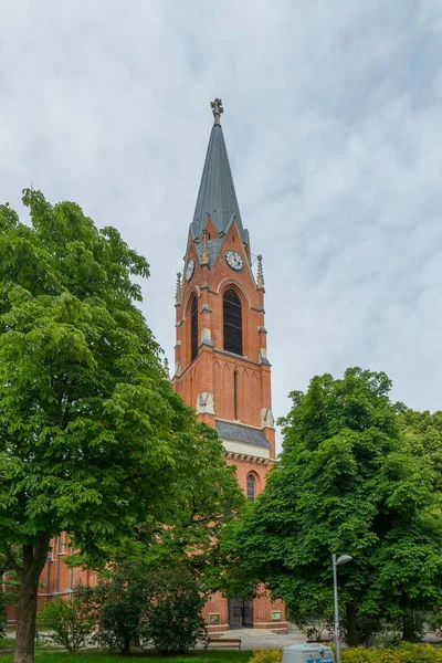 Uma Foto Vertical Igreja Leopold Viena Áustria Lado Árvores Dia — Fotografia de Stock