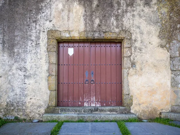 Ένα Κοντινό Πλάνο Μιας Καστανής Πόρτας Ένα Κατεστραμμένο Τοίχο Ενός — Φωτογραφία Αρχείου