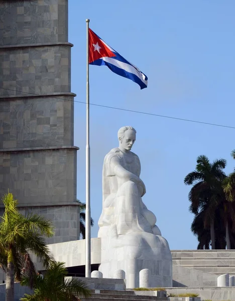 Havana Cuba 2012年3月15日 キューバ ハバナの革命広場で キューバの英雄で詩人のホセ マルティの旗と像 — ストック写真
