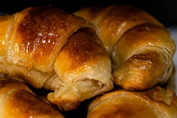 Egy Közelkép Finom Frissen Sült Croissant Okból — Stock Fotó