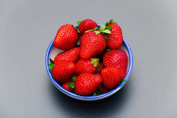 Primer Plano Vista Superior Tazón Frutas Fresa Maduras Saludables — Foto de Stock