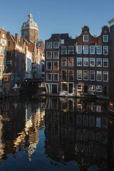 Een Verticale Opname Van Het Amsterdamse Kanaal Basiliek Van Sint — Stockfoto