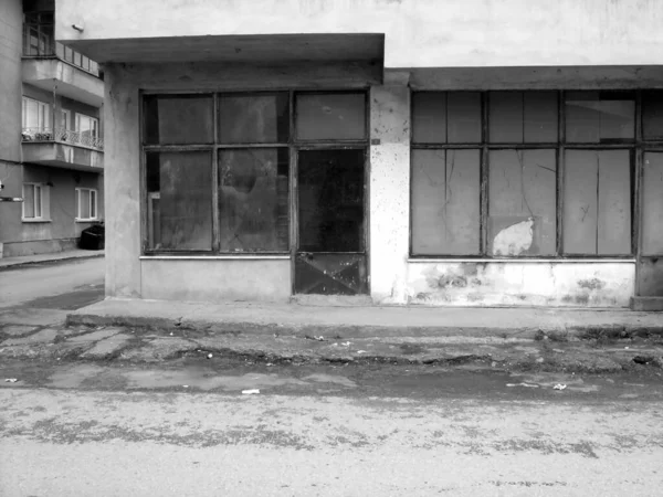 Серый Снимок Заброшенного Здания Турции — стоковое фото