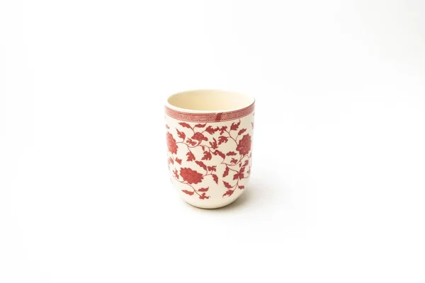Sebuah Cangkir Porselen Putih Dengan Pola Bunga Merah Terisolasi Pada — Stok Foto