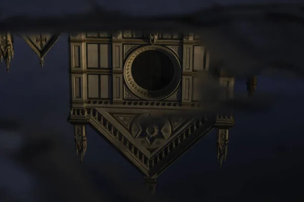 佛罗伦萨圣克罗斯大教堂在意大利地面水面上的倒影 — 图库照片