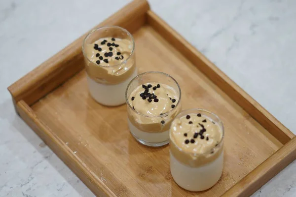 Pandangan Atas Dari Tiga Gelas Panna Cotta Atas Nampan Kayu — Stok Foto