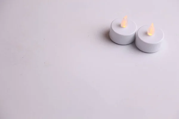 Eine Nahaufnahme Gefälschter Romantischer Kerzen Auf Einer Weißen Oberfläche — Stockfoto