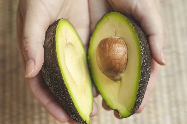 Primo Piano Una Persona Che Tiene Avocado Affettato — Foto Stock