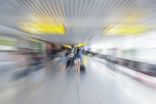 Μια Αφηρημένη Θολή Κίνηση Στο Τερματικό Ενός Αεροδρομίου — Φωτογραφία Αρχείου