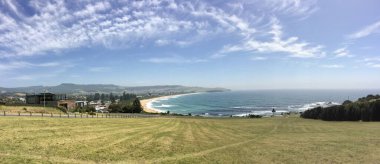 Panorama of Werry Beach with a meadow on the first plan on a clear and sunny day. Gerringong is a small town  which is 2 hours from Sydney by car clipart